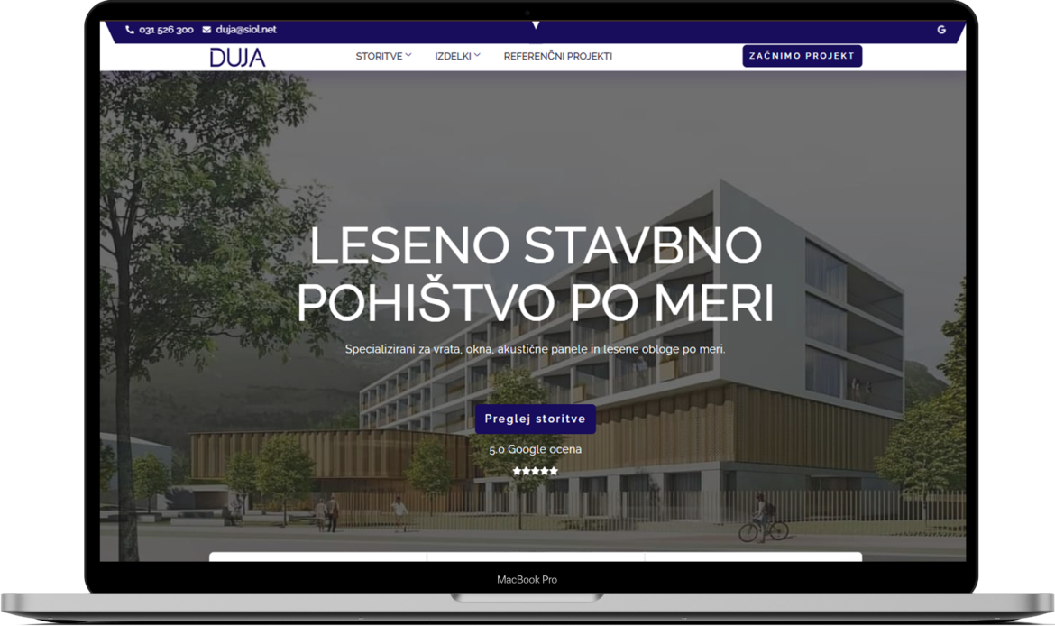 Domača stran Duja Inženiring na prenosniku, s fotografijo stavbe in naslovom Leseno stavbno pohištvo po meri