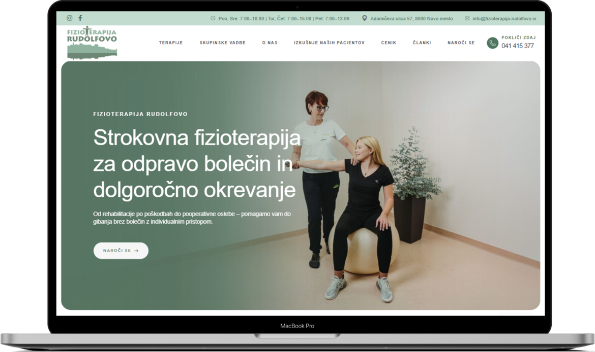 Domača stran Fizioterapija Rudolfovo na prenosniku, s fizioterapevtko pri delu s pacientko