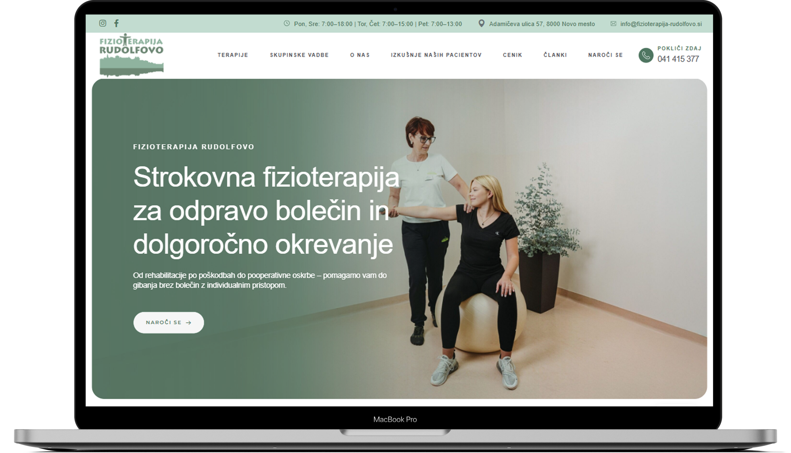 Domača stran Fizioterapija Rudolfovo na prenosniku, s fizioterapevtko pri delu s pacientko