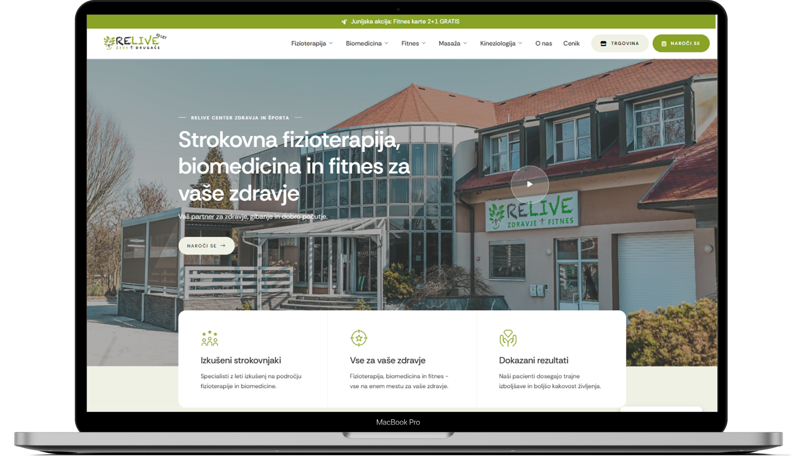 Domača stran Relive Center Zdravja na prenosniku, s fotografijo centra in naslovom o fizioterapiji, biomedicini in fitnesu